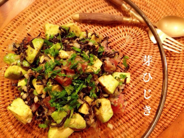 デパ地下的なサラダは 自宅で山盛りで参りましょう 芽ひじきとマグロとアボカドのサラダ ぬくぬくぱくり