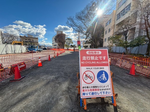 きょう12/26(金)中央公園のタイルが、もうほとんど撤去されてた。沼津