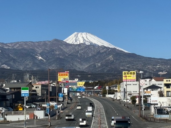 沼津のヒトは、きょうも雪の話題で盛り上がる。ぐるめ街道からの愛鷹山