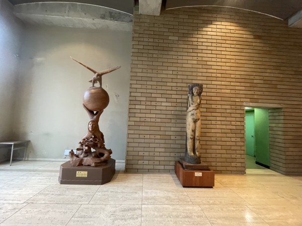 大ホール入口前でこっちを見てるすごい作品あった。沼津市民文化