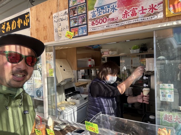 沼津港のクレミア。うまい。やっぱ海鮮食べたあとは、ソフトクリームだ