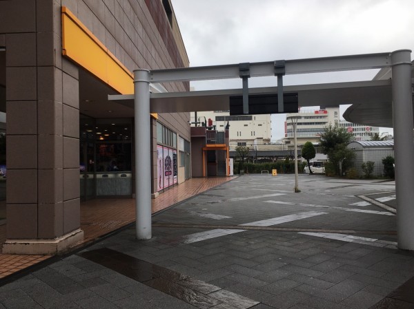 沼津駅北口bivi沼津の映画ポスターの裏に証明写真機が ある 沼津市大手町 沼津つーしん