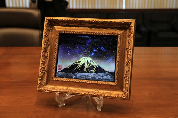 額縁の中で富士山が動き出す…!?。沼津で活動するNAKANOさんのアートが