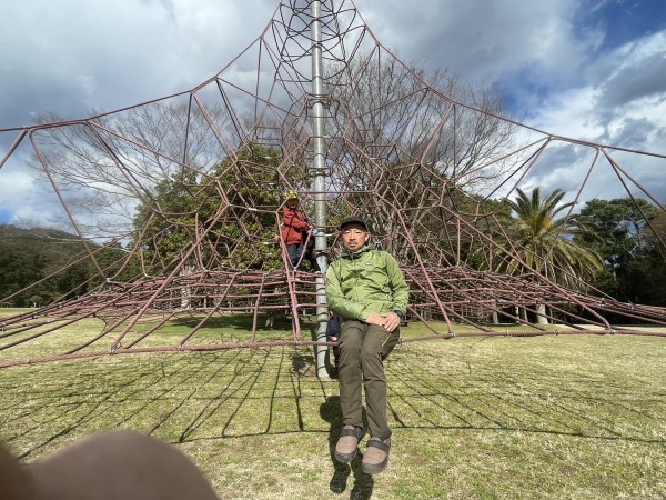 座れるところ】シリーズ史上最も細い場所「ロープのジャングルジム」に