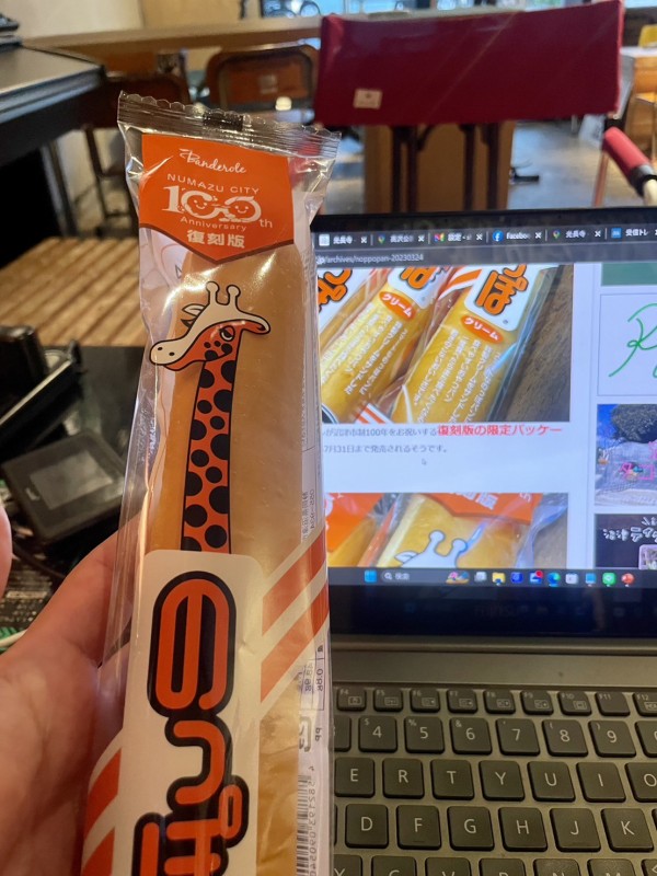 のっぽパンの復刻限定パッケージは捨てられない。額に飾ってます