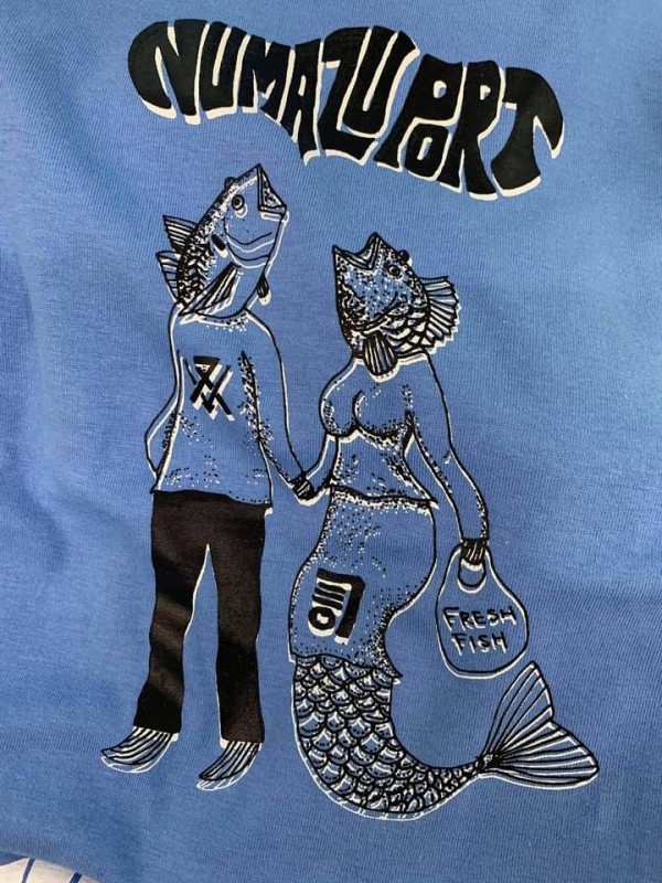 沼津港の 芹沢パッケージ のnumazu Port Tシャツは店頭だけでの販売 ネット販売してないよ 沼津つーしん
