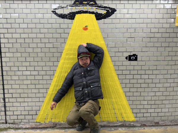 沼津駅南口。沼津出身アーティストマツナガマサエさんによる「地下道