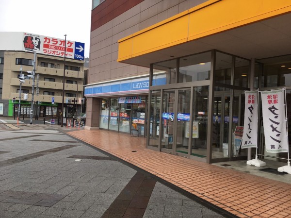 沼津駅北口bivi沼津の映画ポスターの裏に証明写真機が ある 沼津市大手町 沼津つーしん