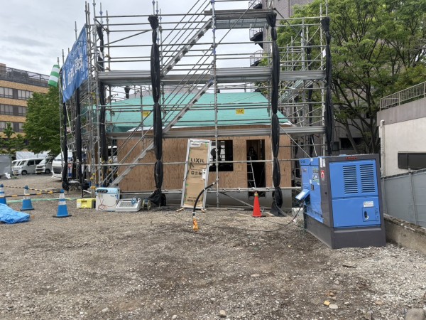 きょう4/23(木)昼ごろ行ったら、なんか建物できてた。沼津中央公園再