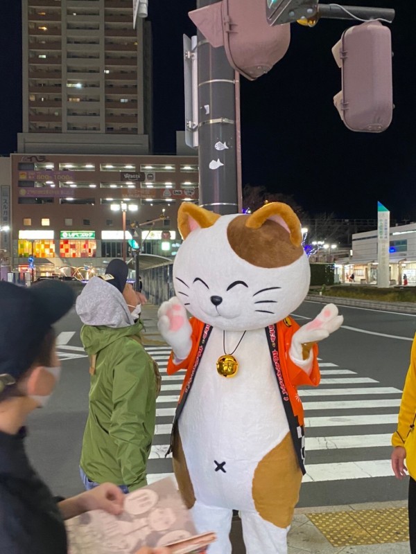 沼津駅南口でカラオケまねきねこのまねっきーに遭遇。出身地を聞いたら