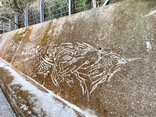沼津市戸田に向かう途中の山道に「謎の壁画」が描かれている