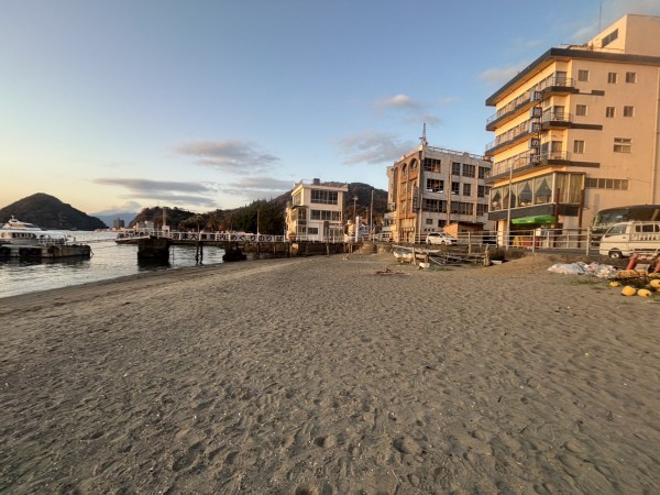 きょう7(金)夕方。みとシー近くの三津浜まえを通ったら、夕日めっちゃ  