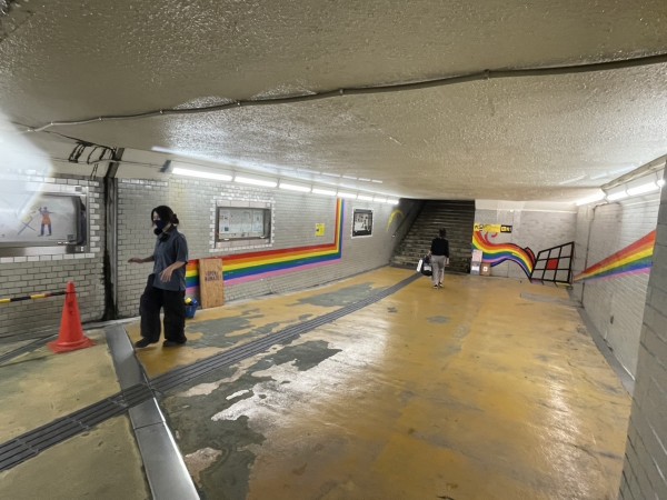沼津駅南口の地下道で、アートっぽいことやってる。 : 沼津つーしん