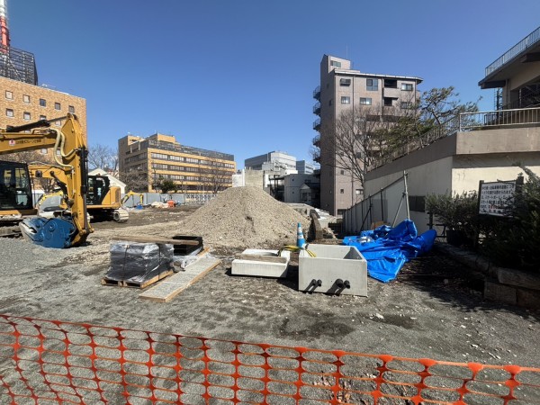 きょう4/23(木)昼ごろ行ったら、なんか建物できてた。沼津中央公園再