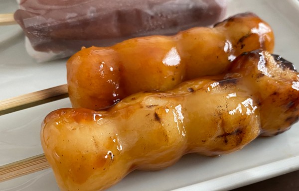 ぬまつーグルメ 清光堂のやきだんごがあまく香ばしい もうあの香りだけで幸せになれる お昼くらいまでに買いに行ったほうがベター 沼津市新宿町 沼津つーしん