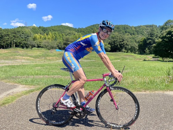 自転車　静岡　沼津 連載「沼津ヒトツナギ」 愛鷹にかっこいい自転車で来ていたTさん (あい