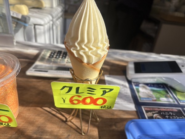 沼津港のクレミア。うまい。やっぱ海鮮食べたあとは、ソフトクリームだ