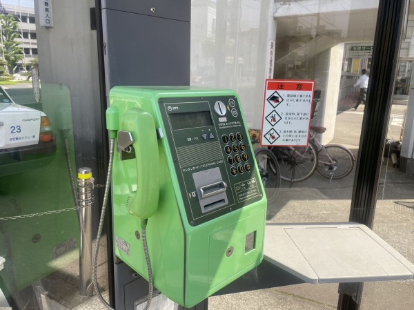 公衆電話 公衆電話】中から沼津市役所の入口が見える電話ボックス。通称名は