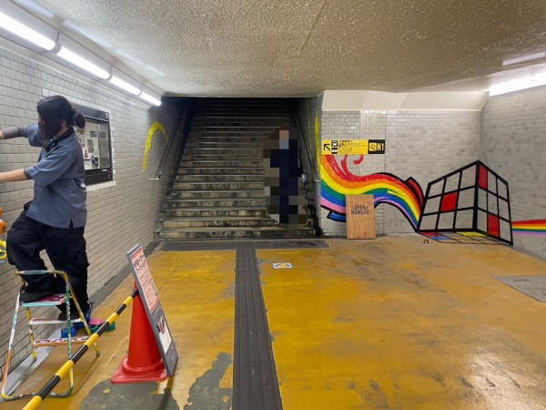 沼津駅南口の地下道で、アートっぽいことやってる。 : 沼津つーしん