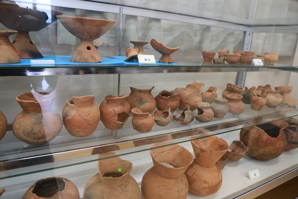 昔の時代にタイムスリップ！土器にドキドキしちゃうかも。本物の土器に