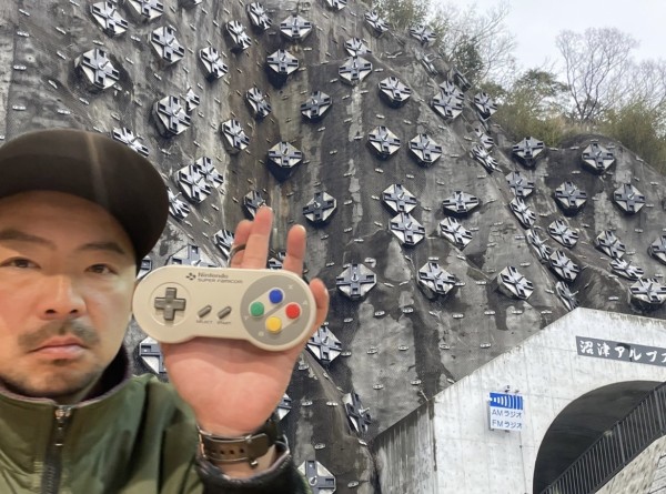 沼津アルプストンネルのおおひら側に、スーファミの十字ボタンみたいな