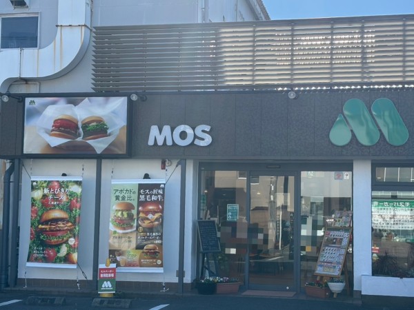 モスバーガー沼津五月町店の看板がリニューアルされてる。BURGERは