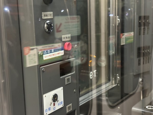 特等席ゲット。三島駅から沼津駅に帰る途中で、電車の運転席をじっくり