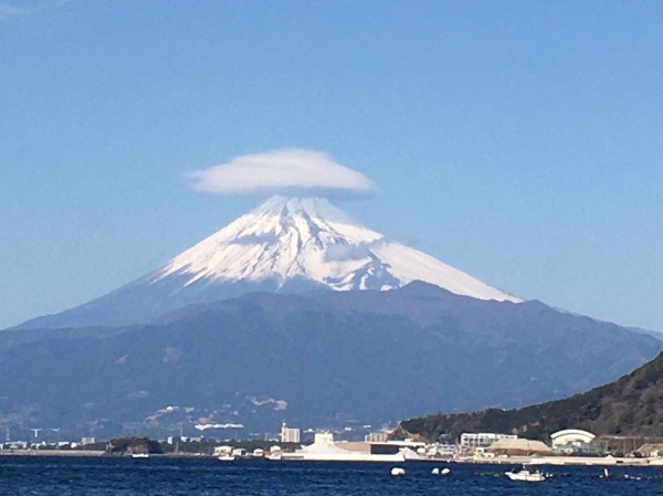 年末にめっちゃ縁起いいわー。きのうの富士山に笠雲かさぐもかかってた。 : 沼津つーしん