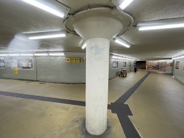 沼津駅南口の地下道で、アートっぽいことやってる。 : 沼津つーしん