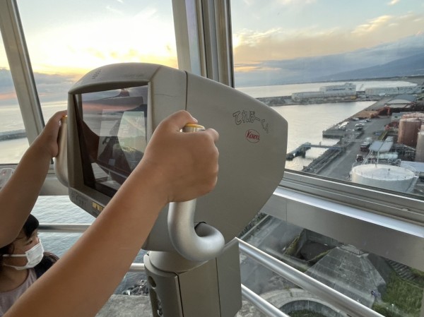 夕日が見える時間帯にテレビ望遠鏡を駆使するのがおススメ。沼津港大型