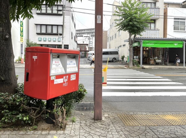 郵便ポスト】ちょっと気になる斜め45度ポスト。横断歩道で安全を