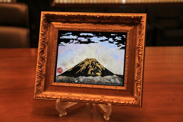 ✴️お値下げ✴️【義基憲人　切り絵】富士山と扇子の切り絵作品 額縁入 額縁の中で富士山が動き出す…!?。沼津で活動するNAKANOさんのアートが