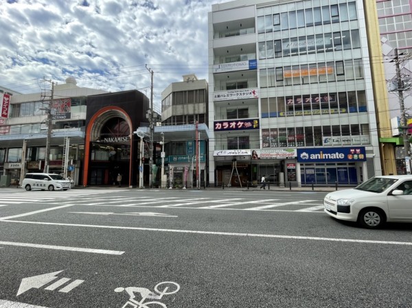 仲見世の入口にあるさかなや道場の看板の蛍光灯変えてた。よる行ったら