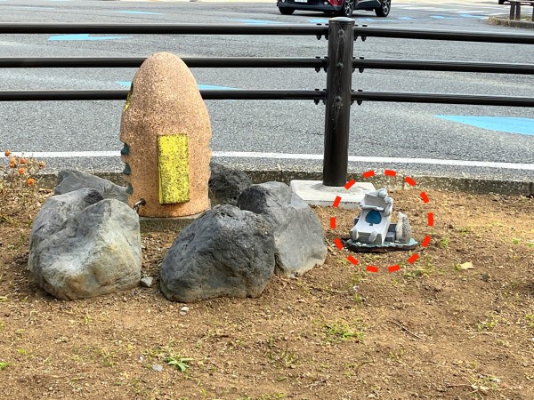 こんなのあったっけ？御成橋のところの交差点にある謎のオブジェ