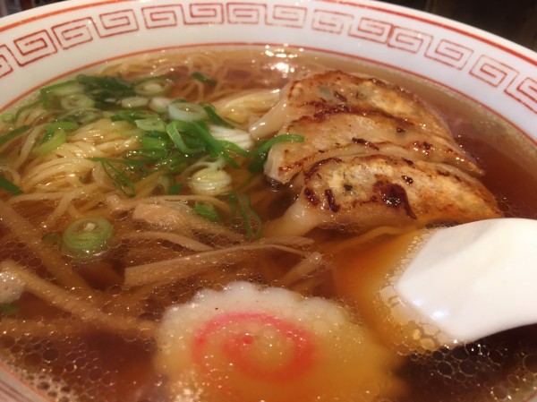 餃子がラーメンのスープを吸ってジュワー 沼津どローカルラーメン 中華料理八福 大好き 沼津つーしん