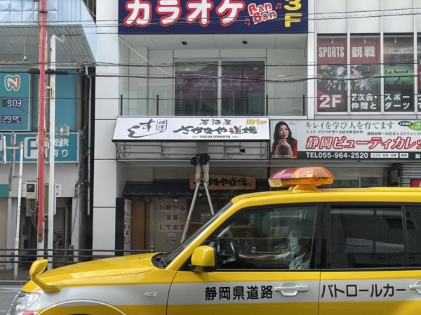 仲見世の入口にあるさかなや道場の看板の蛍光灯変えてた。よる行ったら