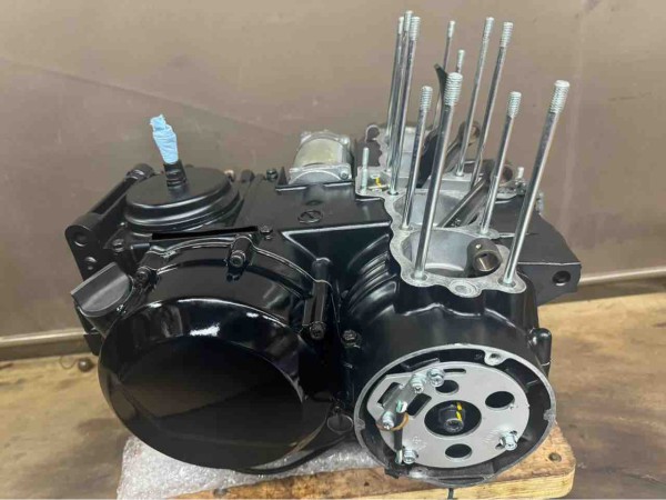 腰下を慎重かつ丁寧に組み立て : Z400GP専門店 エムゼクト つね 腰下を慎重かつ丁寧に組み立て : Z400GP専門店 エムゼクト つね