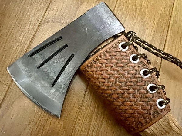 キャンプ焚火の薪加工はこの一本！ネルデザインワークスの斧「neru