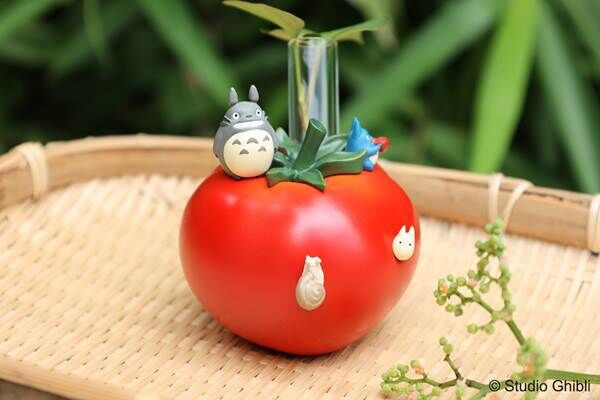 夏野菜とトトロたちのフィギュアがかわいい「おやさいの一輪挿し