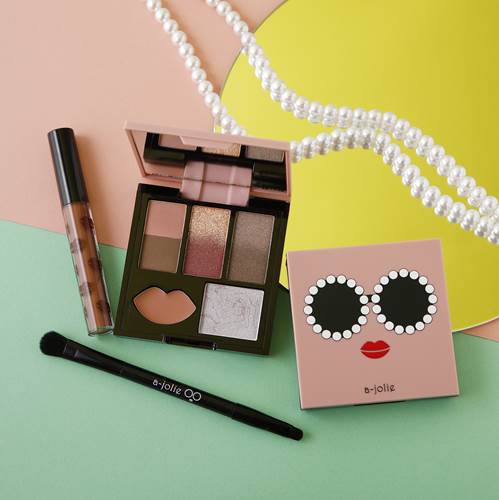 セブン限定。a-jolieのバニティポーチやコスメセットが付録のムック本