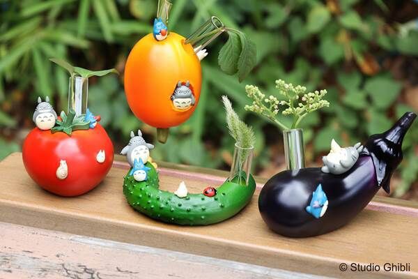 夏野菜とトトロたちのフィギュアがかわいい「おやさいの一輪挿し」が