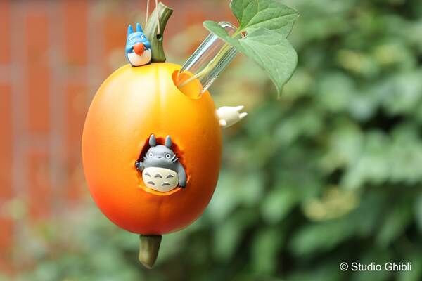 夏野菜とトトロたちのフィギュアがかわいい「おやさいの一輪挿し」が