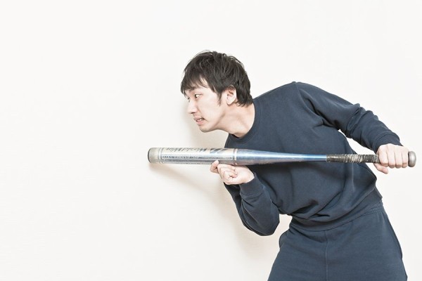 怖い 貧乏ゆすりしまくってたら壁ドンされた 近所トラブル おちんぽみるく速報