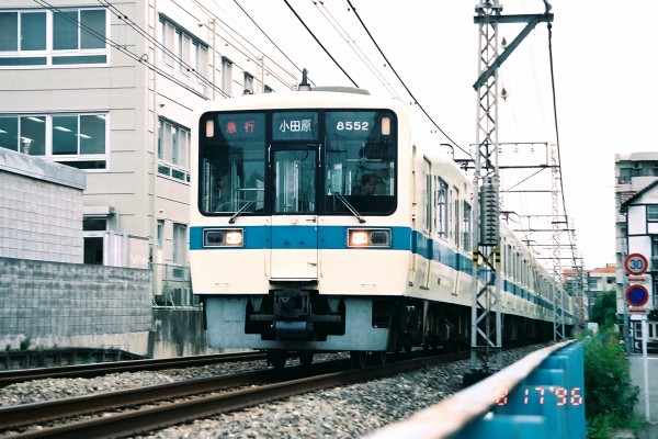 通過表示灯を点けた小田急の8000形 : Odapedia ～小田急のファンブログ～
