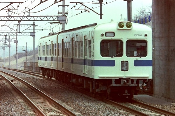 小田急の多摩線を走る車両が1900形から2200形に変わったのはいつなのか