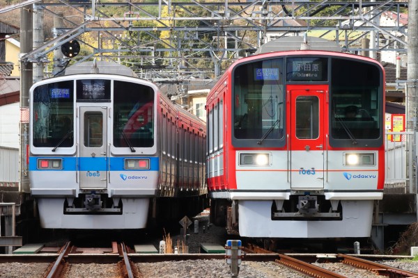 まもなく終焉へ 小田急1000形の赤と銀が共演する箱根登山線内