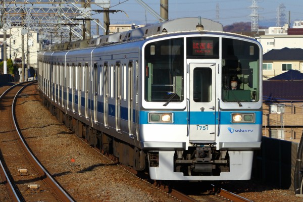 小田急1000形のワイドドア車における乗客の滞留がなぜ生じたのかを