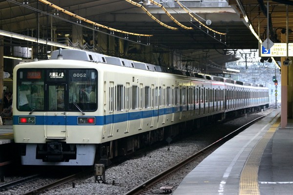 小田急8000形で特別装飾が施された編成の意外な事実とは