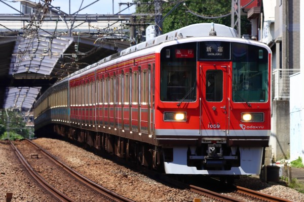 小田急の赤い1000形が全線へ 貴重な光景はいつまで見られるのか