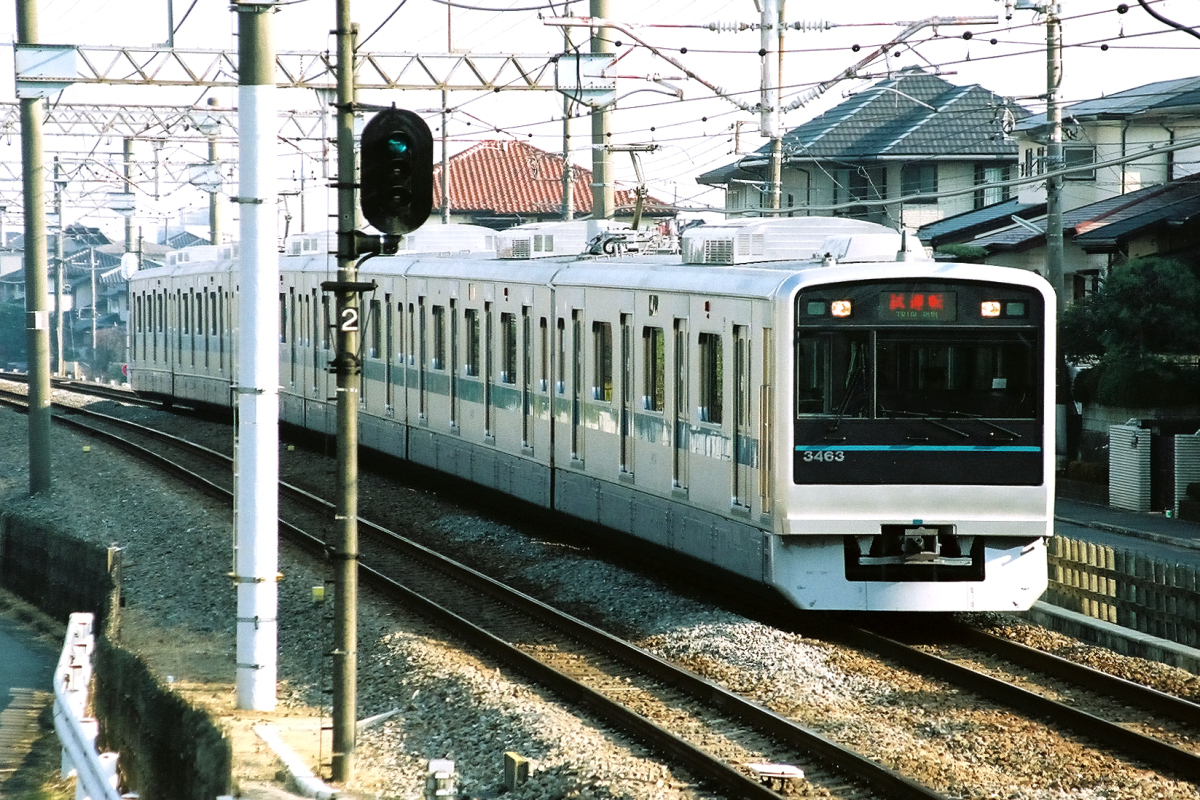 小田急は信号機の色によってどのぐらいまでスピードを落とすのか